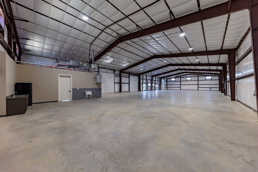 More Photos Of 6451 Silver Saddle Rd, Fort Worth Warehouse For Lease