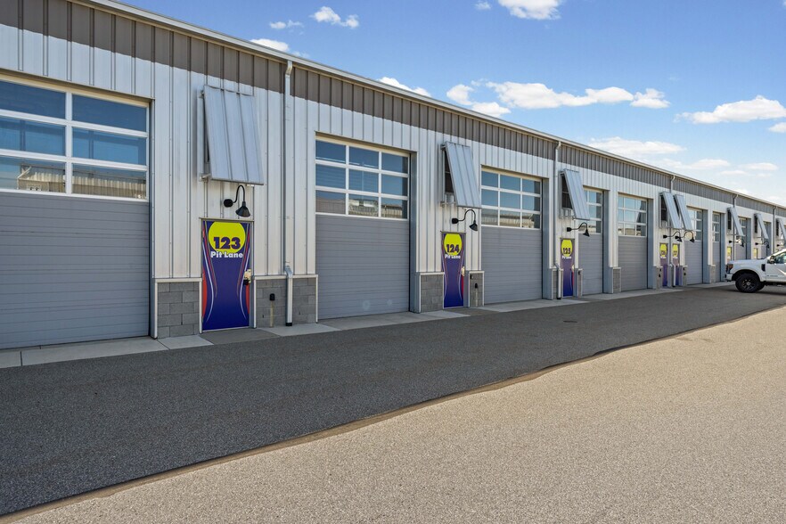 More Photos Of 123 Pit Ln, Pontiac Parking Garage For Sale
