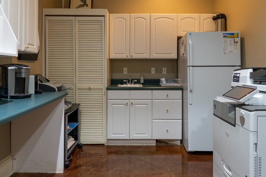 More Photos Of 40 Northtown Dr, Jackson Office Residential For Sale