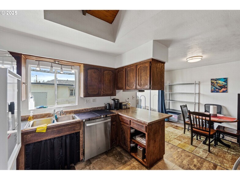 More Photos Of 2235 Broadway Ave, North Bend General Retail For Sale