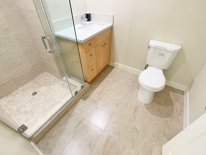 More Photos Of 935 N Vignes St, Los Angeles Auto Dealership For Lease