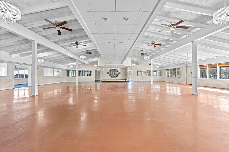 More Photos Of 7643 Highway 85, Riverdale Restaurant For Lease