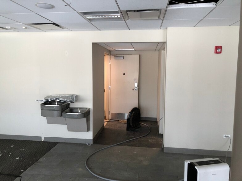 More Photos Of 6740 N Ridge Blvd, Chicago Bank For Lease