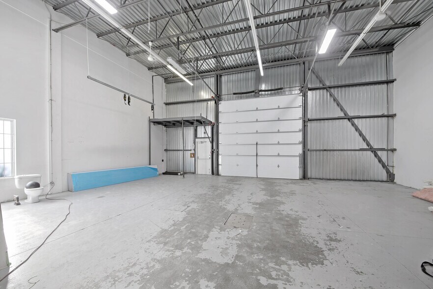 More Photos Of 1550 Rue de Coulomb, Boucherville Flex For Sale