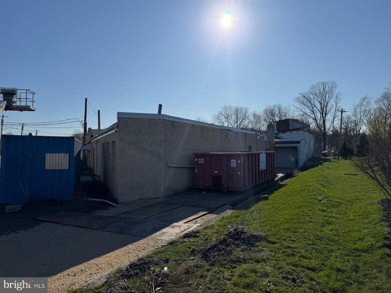 More Photos Of 2275 Wyandotte Rd, Willow Grove Manufacturing For Sale