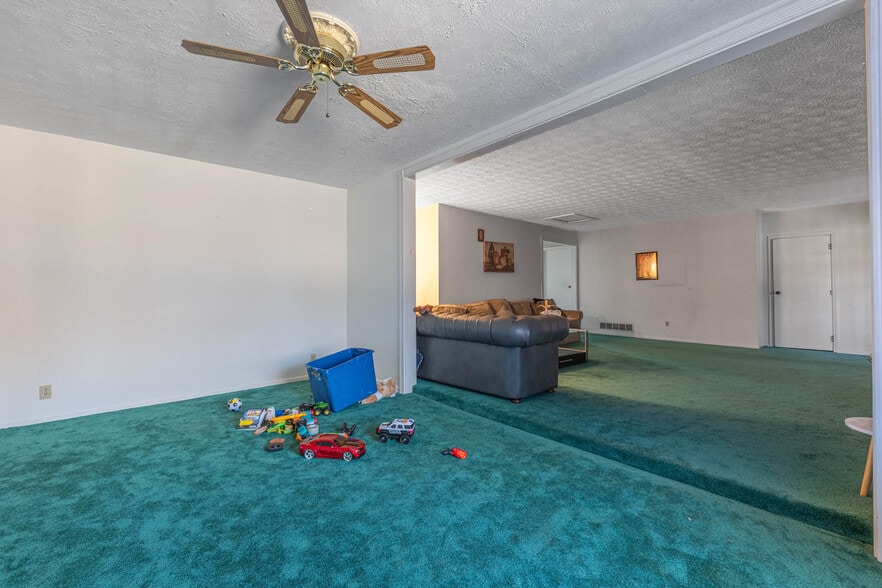 More Photos Of 5174 Hamilton Middletown Rd, Hamilton Light Distribution For Sale