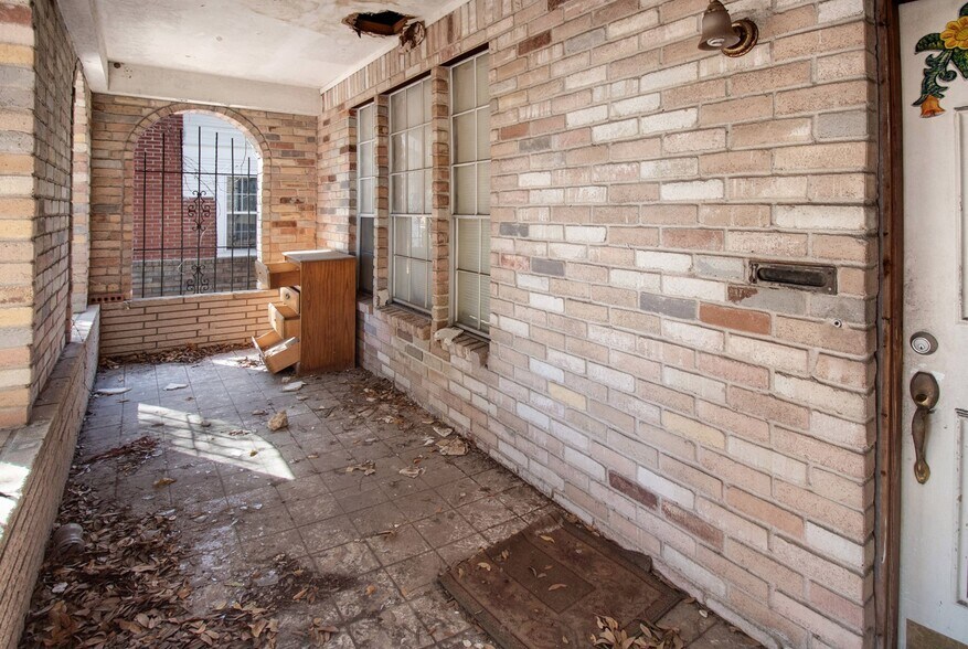 More Photos Of 1333-1335 Yale St, Houston General Retail For Sale