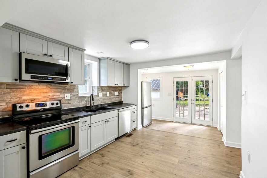More Photos Of 9955 Belair Rd, Kingsville Flex For Lease