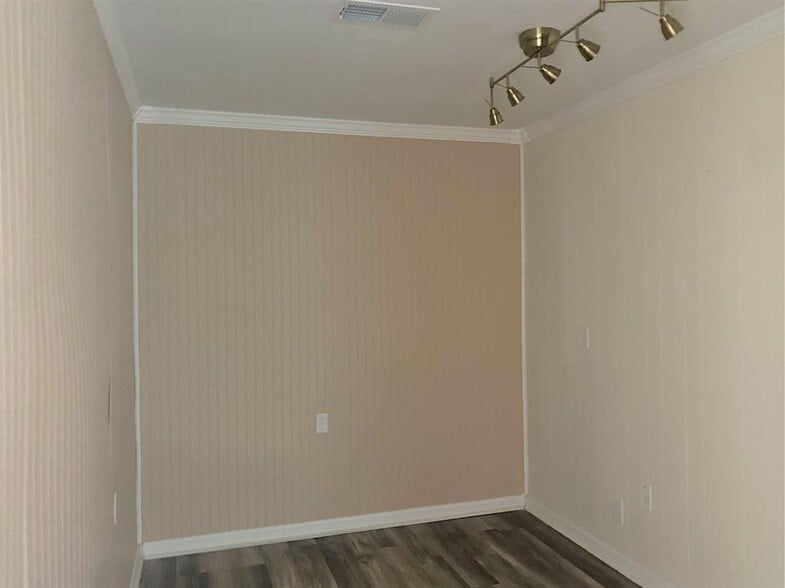 More Photos Of 131 Lakeview Church Rd, Cochran Freestanding For Lease