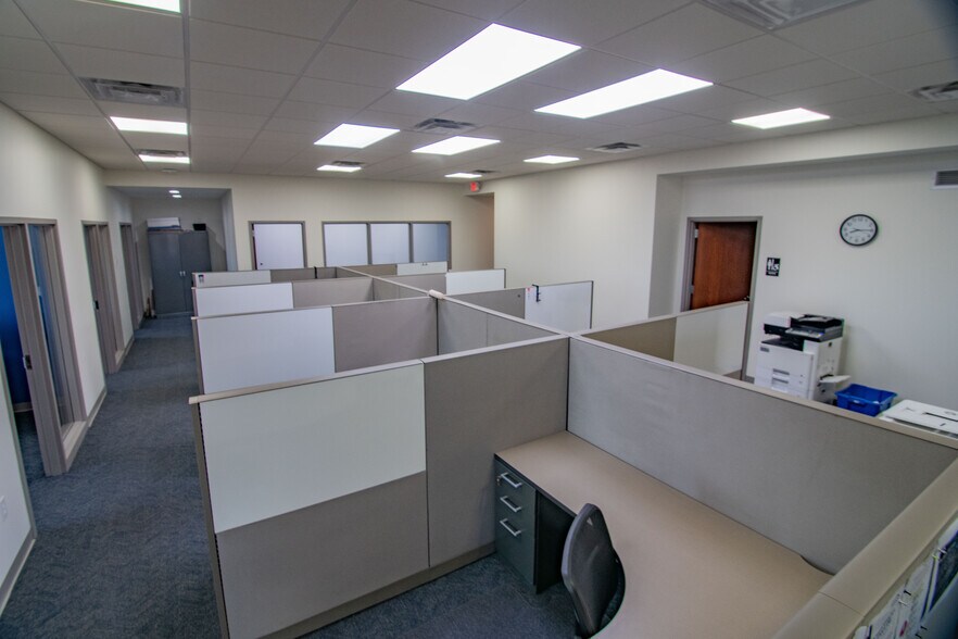 More Photos Of 371 Transpoint Dr, Dupo Warehouse For Lease