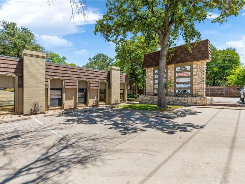 More Photos Of 2020 W Northwest Hwy, Grapevine Office For Lease