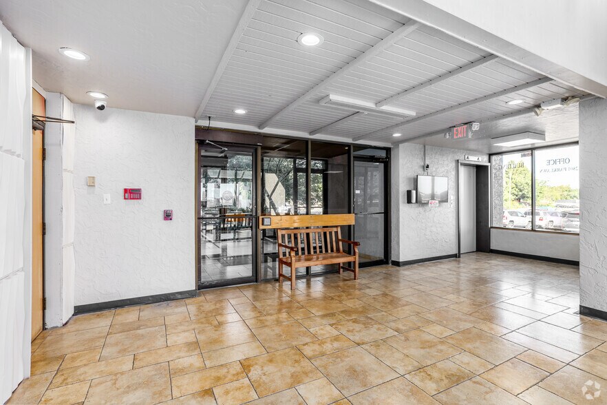 More Photos Of 2801 Parklawn Dr, Midwest City Medical For Lease