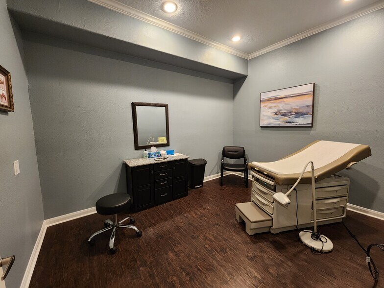 More Photos Of 225 E Edgewood Dr, Friendswood Hospital For Lease