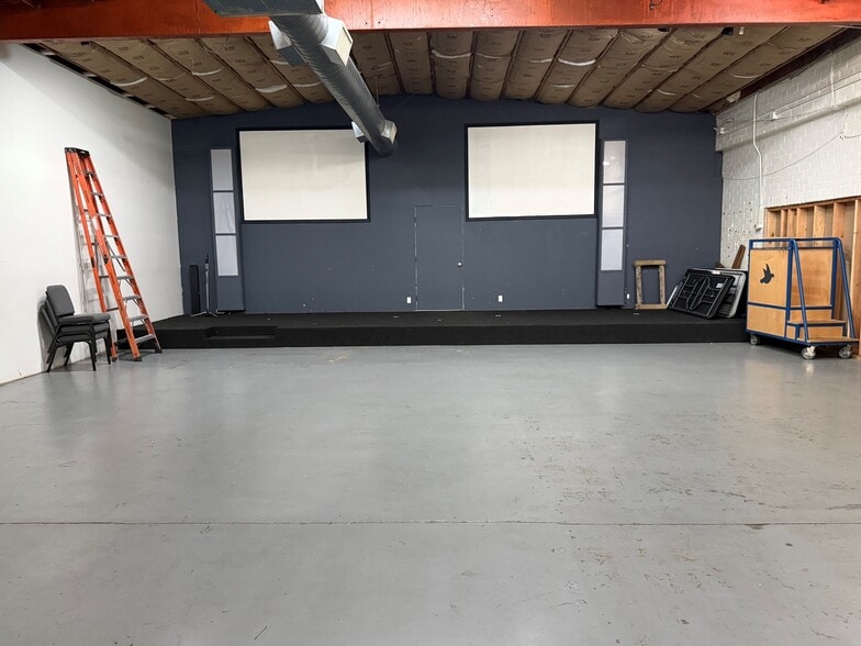 More Photos Of 11471 Vanowen St, North Hollywood Warehouse For Lease