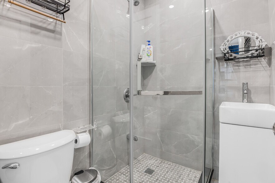 More Photos Of 450 W 44th St, New York Apartments For Sale