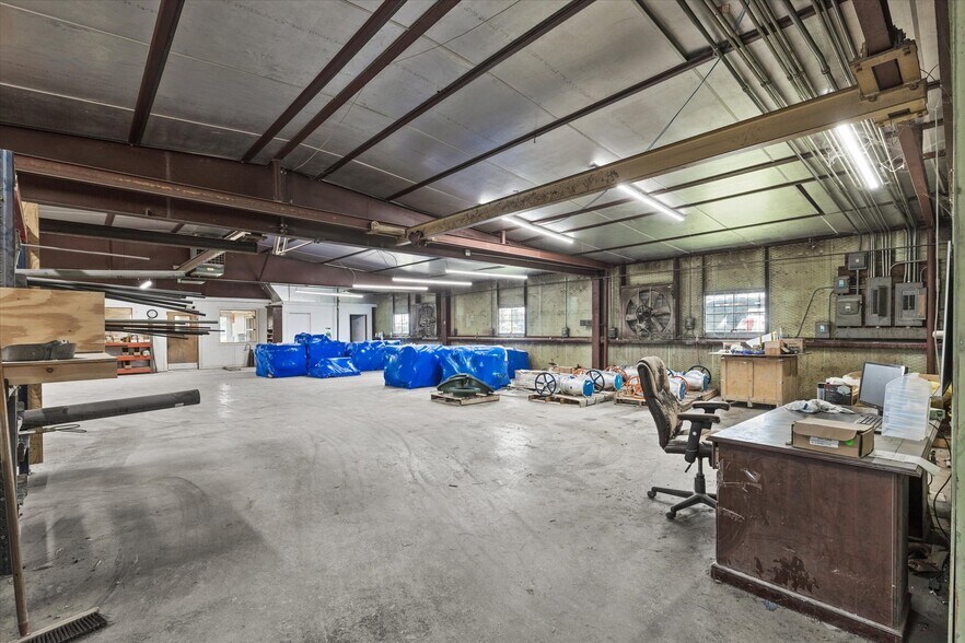 More Photos Of 2305 N Main St, Cleburne Flex For Sale