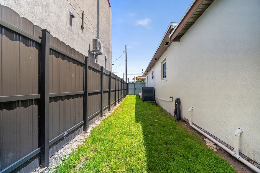 More Photos Of 7151 SW 42nd St, Miami Assisted Living For Sale