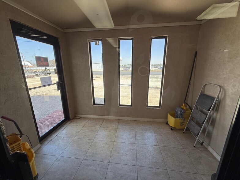 More Photos Of 507 Mustang Dr, Andrews Warehouse For Lease