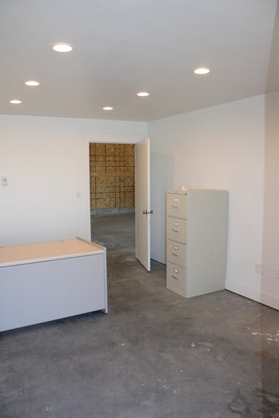 More Photos Of 57 W 465 N, Blackfoot Light Manufacturing For Lease