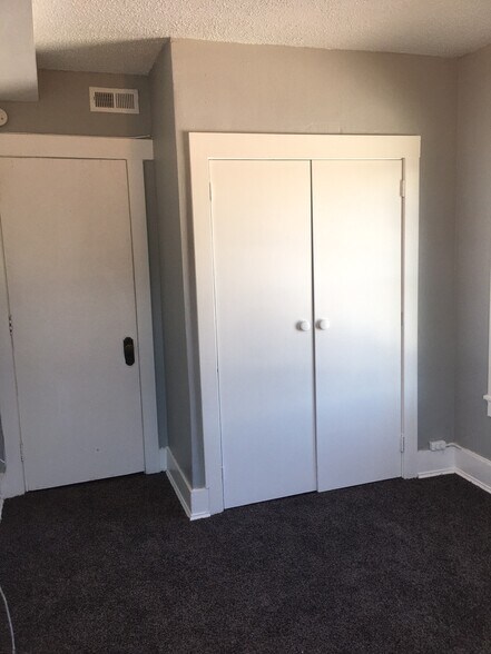 More Photos Of 933 18th St, Des Moines Apartments For Sale