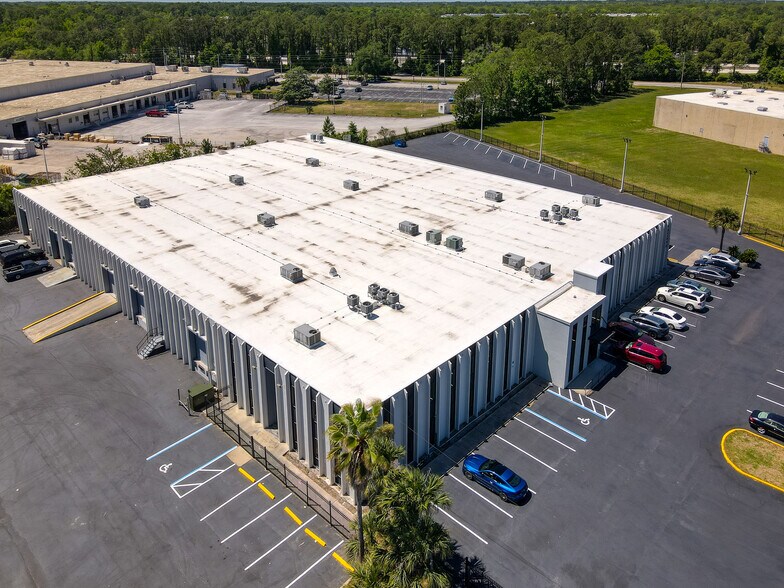 More Photos Of 8282 Western Way Cir, Jacksonville Warehouse For Lease