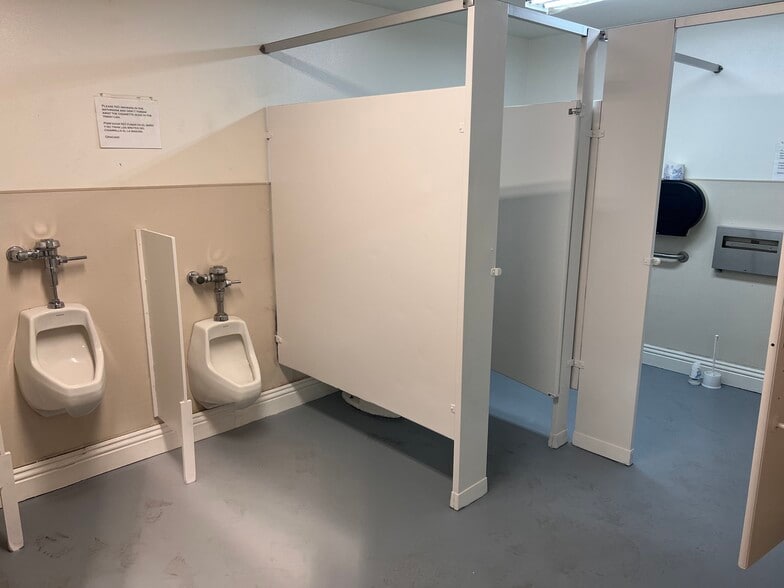 More Photos Of 2280 E Curry St, Long Beach Manufacturing For Lease