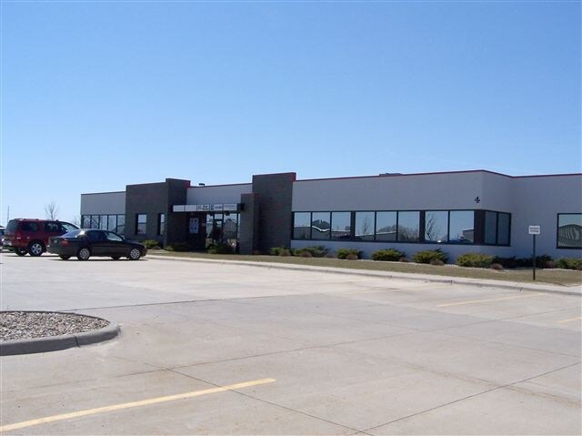 More Photos Of 7103 Chancellor Dr, Cedar Falls Office For Lease
