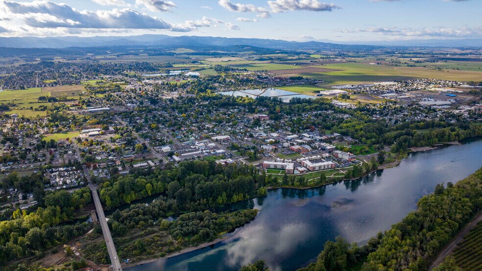 More Photos Of 144 S Main St, Independence Storefront Retail Office For Sale