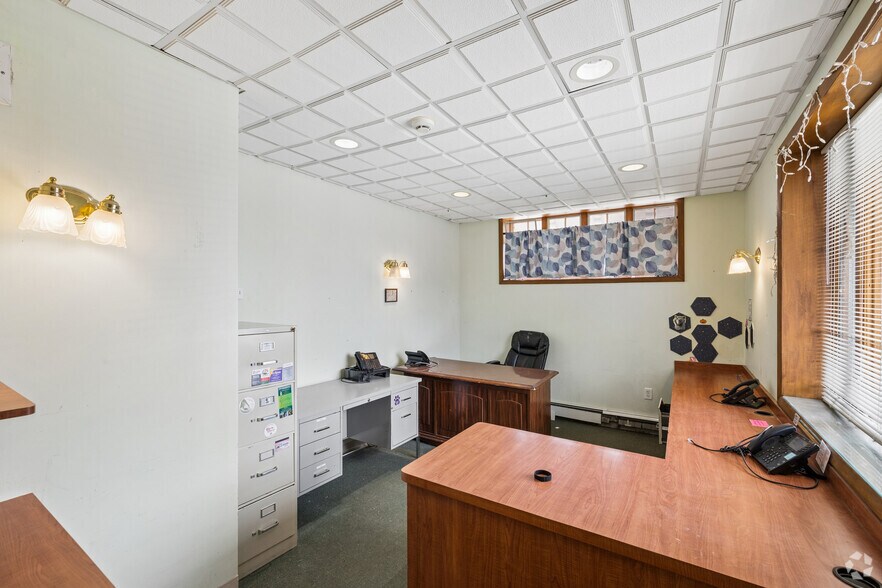 More Photos Of 262 Main St, Madison Veterinarian Kennel For Sale