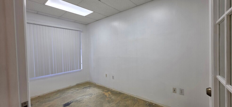 More Photos Of 7810 Kingspointe Pky, Orlando Warehouse For Lease
