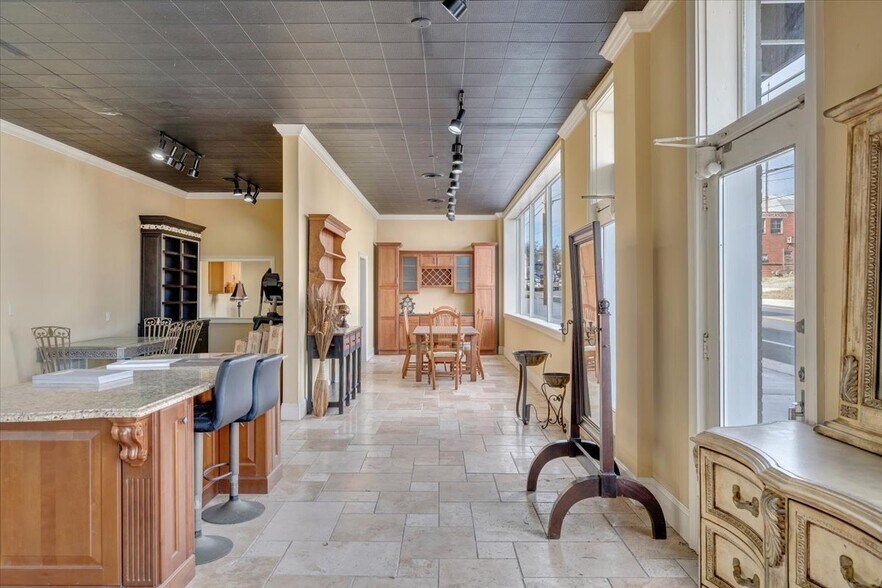 More Photos Of 2214-2216 Patterson Ave, Roanoke Showroom For Sale