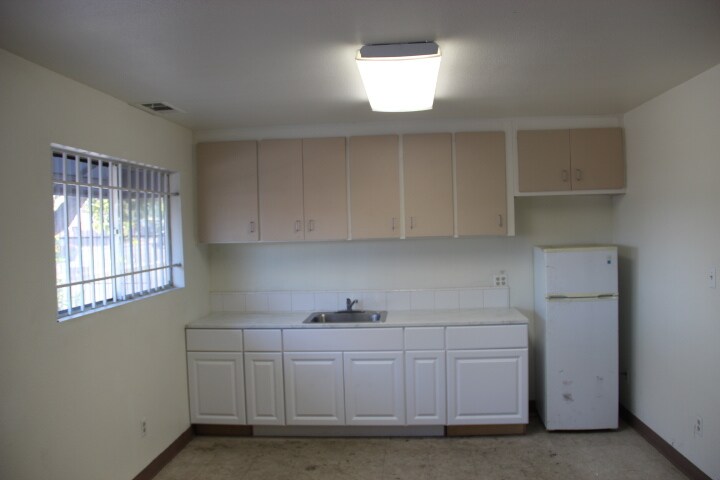 More Photos Of 445 E Menlo Ave, Hemet Warehouse For Lease