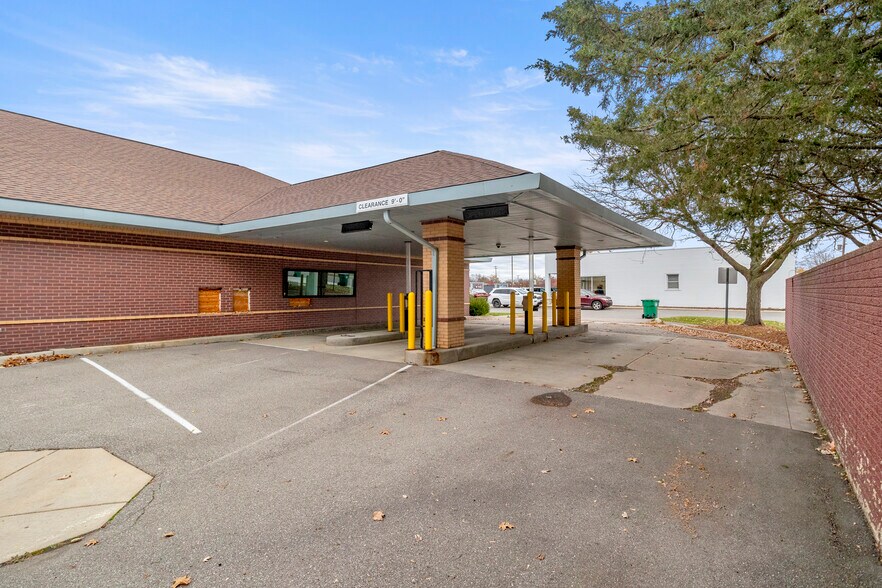 More Photos Of 27621 Warren Rd, Garden City Freestanding For Lease