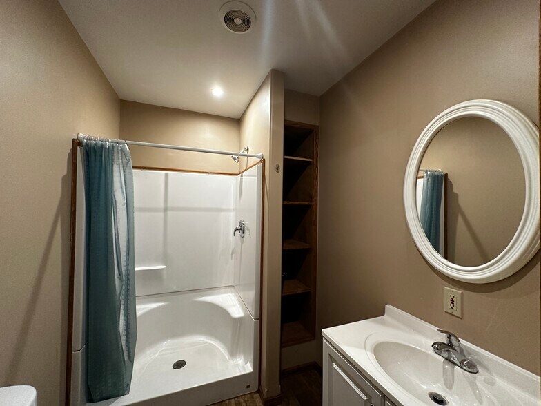 More Photos Of 111 N Market St, Winamac Showroom For Sale