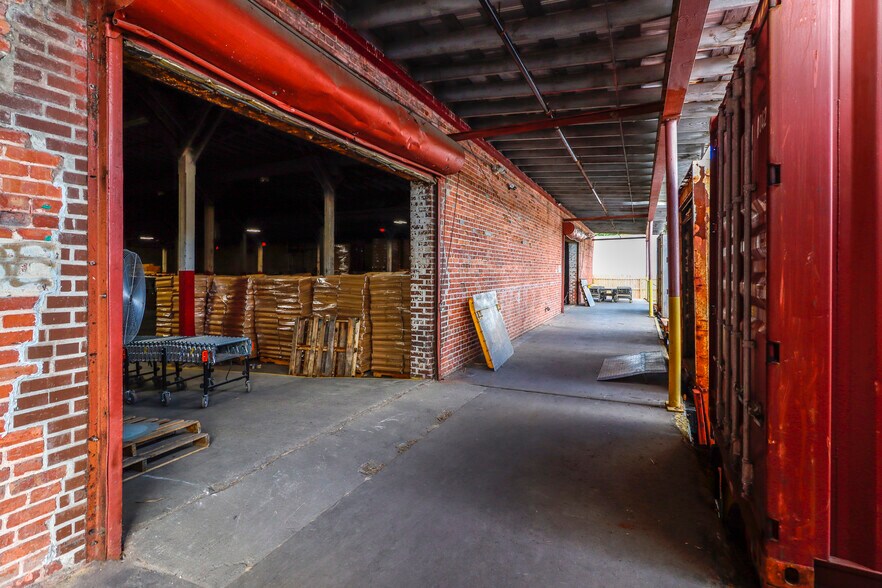 More Photos Of 827 Douglas Ave, Portsmouth Warehouse For Lease