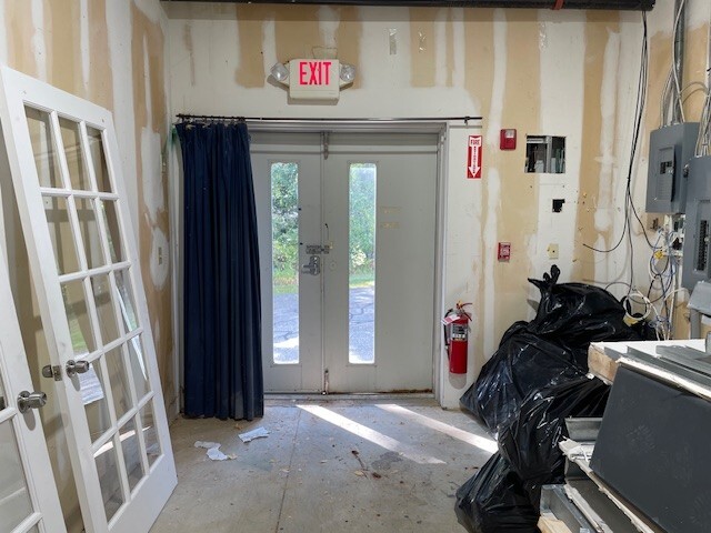 More Photos Of 939-941 Salem St, Groveland Storefront Retail Office For Lease