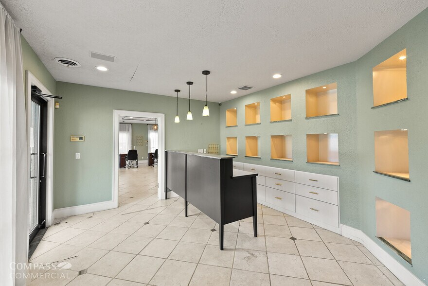 More Photos Of 125 NW Wall St, Bend Health Club For Lease