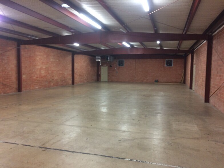 More Photos Of 8446 Gault Ln, San Antonio Light Distribution For Lease