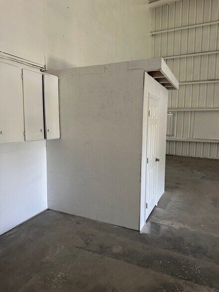 More Photos Of 9161 131st Pl N, Largo Warehouse For Lease