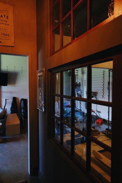 More Photos Of 2500 Emerson Ave S, Saint Petersburg Manufacturing For Sale