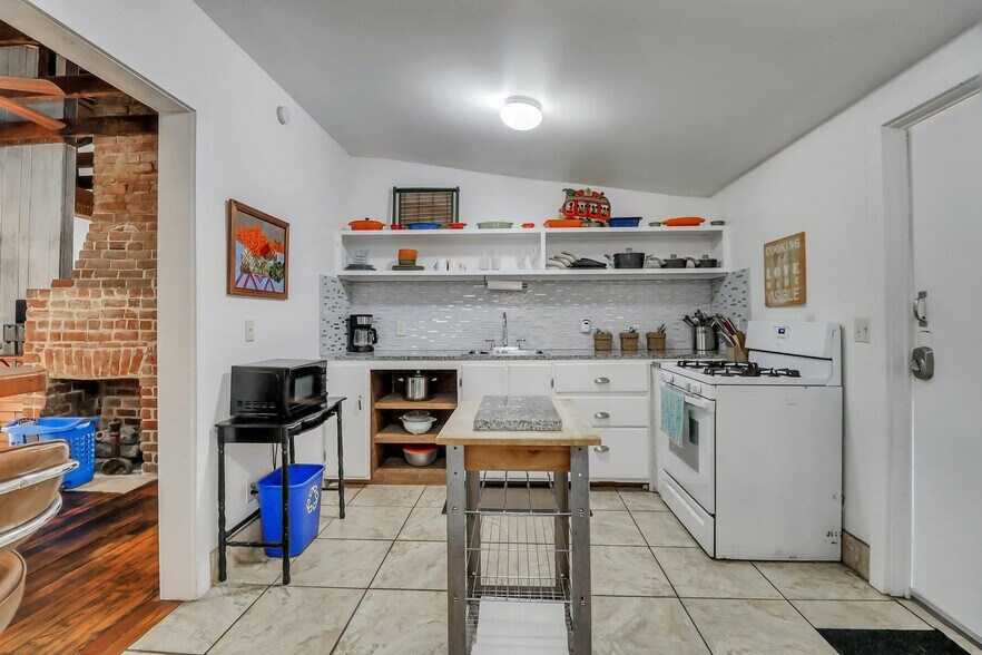 More Photos Of 8 E 41st St, Savannah Storefront Retail Residential For Sale