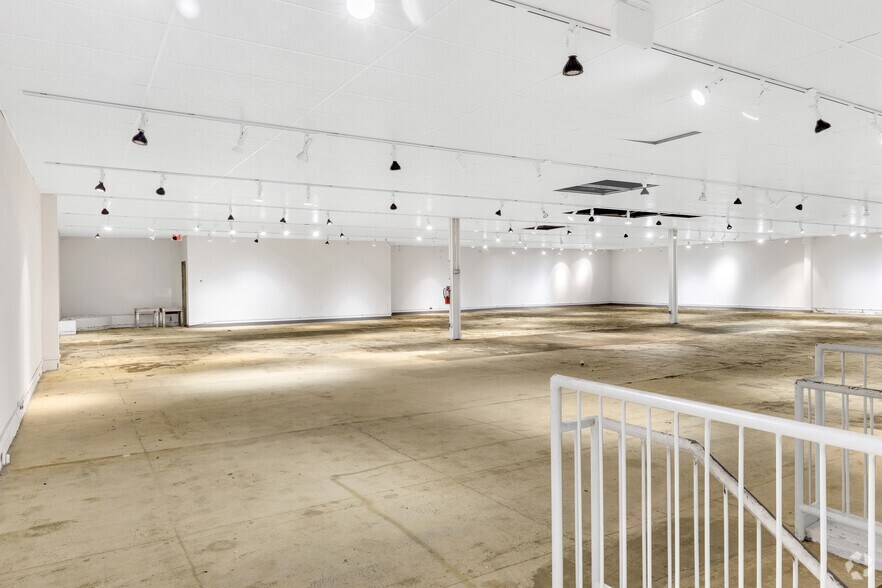 More Photos Of 6542 E Virginia Beach Blvd, Norfolk Freestanding For Lease