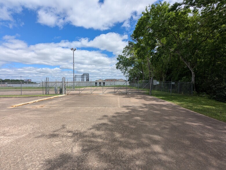 More Photos Of 6095 College St, Beaumont Office For Sale