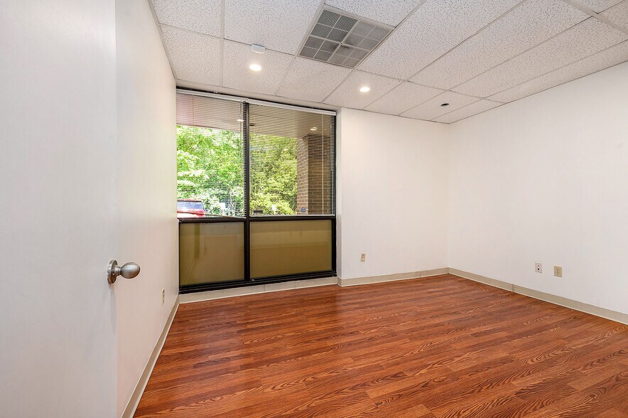More Photos Of 5950 N Oak Tfwy, Kansas City Office For Sale