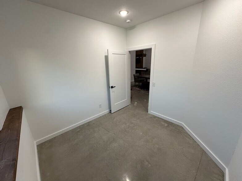 More Photos Of 400 Gaar Rd, Walnut Shade Office For Lease