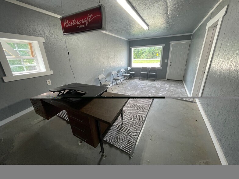 More Photos Of 6906 62/412 Highway, Viola Auto Repair For Sale