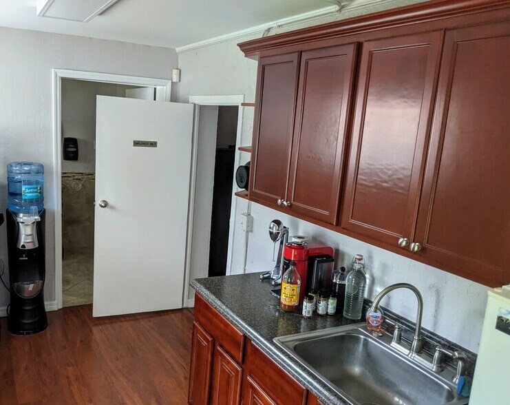 More Photos Of 2307 Mount Vernon St, Orlando Office For Lease