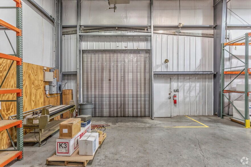 More Photos Of 11125 Shady Trl, Dallas Showroom For Sale