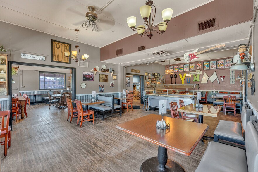 More Photos Of 601 Arizona Ave, Holton General Retail For Sale