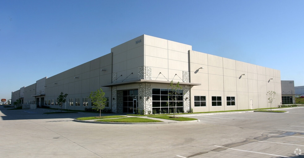 More Photos Of 1444 N Cockrell Hill Rd, Dallas Warehouse For Lease